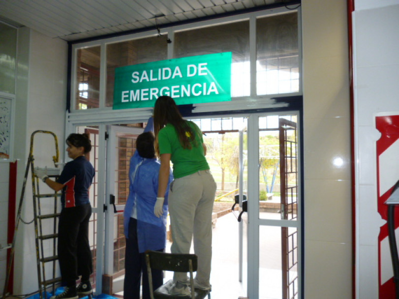 imagen Estudiantes de Odontología pintan su casa.