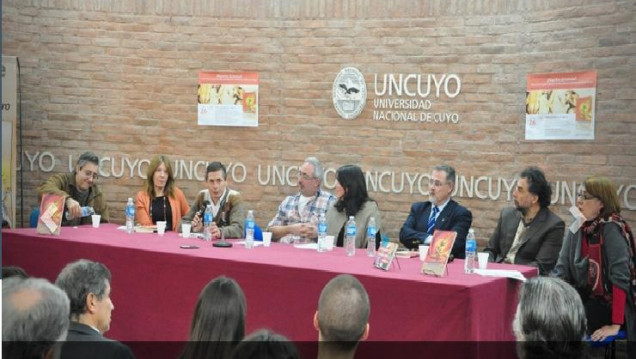 imagen FELICITAMOS A LOS AUTORES DE "PEQUEÑOS DEMONIOS": Esp Prof. Bioq Pedro Catania y Dra María Teresa Daminani.