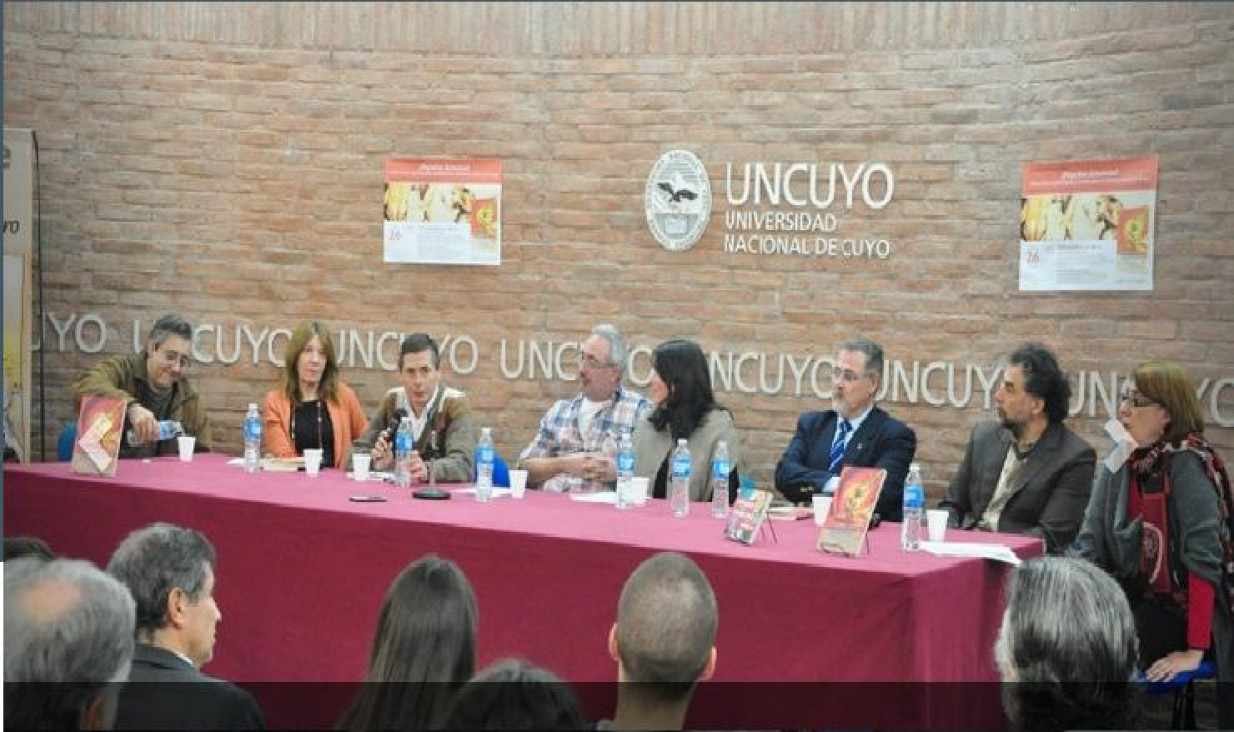 imagen FELICITAMOS A LOS AUTORES DE "PEQUEÑOS DEMONIOS": Esp Prof. Bioq Pedro Catania y Dra María Teresa Daminani.