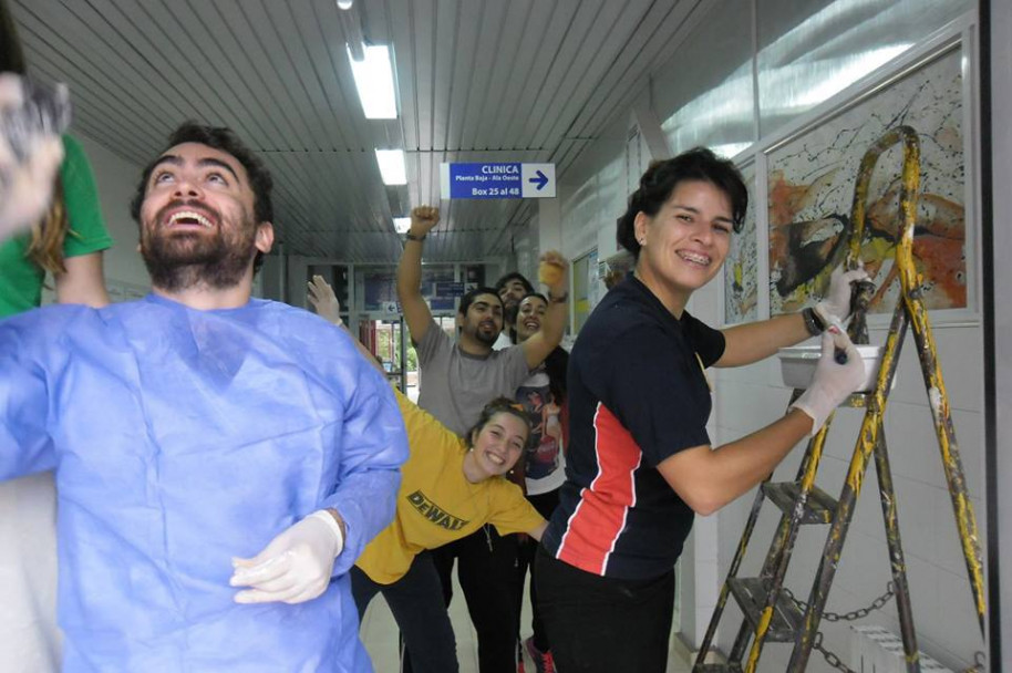 imagen Estudiantes de Odontología pintan su casa.