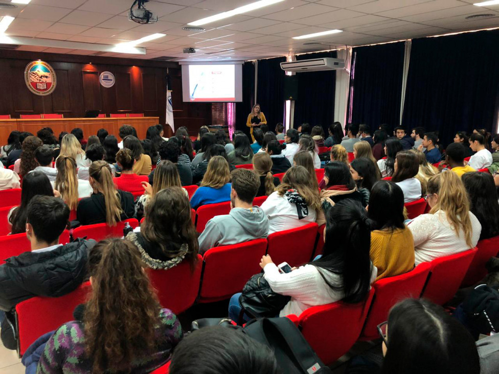 imagen La empresa Colgate visitó la Facultad de Odontología