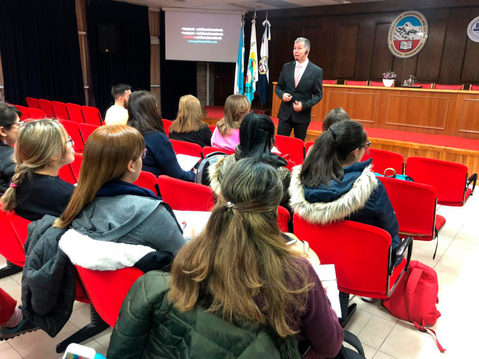 imagen El Dr. Rodolfo David Molano Valencia dictó un curso sobre anestesia local