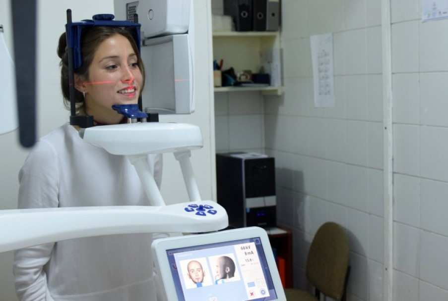 imagen El aparato permite el escaneado y la adquisición de volumen específico de la cabeza del paciente y genera datos en 3D, con utilización de dosis de radiación muchas veces menor que la dosis utilizada por los tomógrafos médicos.
