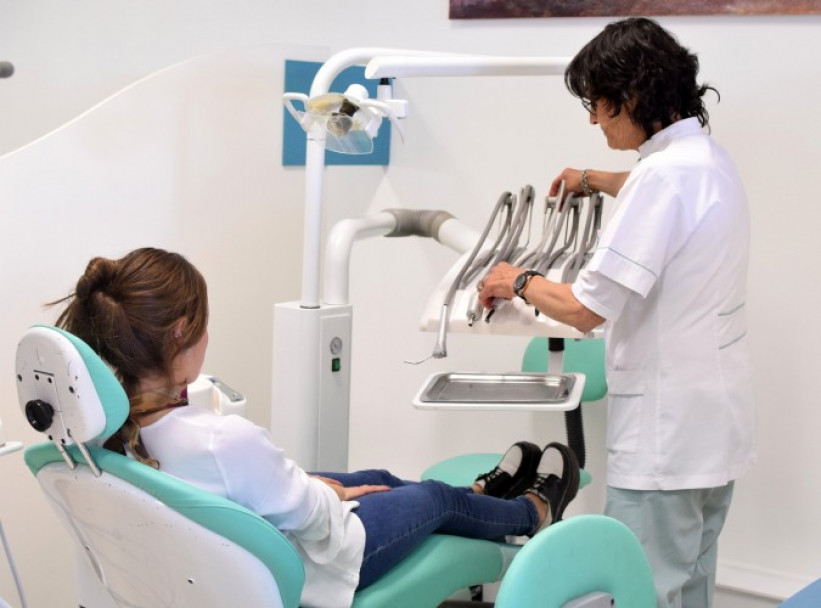 imagen La Clínica Auxiliar cuenta con nuevos sillones equipados con computadoras que ofrecen la historia clínica digital de los pacientes, conectadas a una cámara intraoral para recibir la imagen bucal amplificada en pantallas.